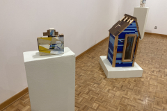 Installation photography of Nate Hodge Exhibition. In the image we see a small sculpture on a pedestal on the left, a large floor sculpture in th ecenter, and a small sculpture on a pedestal on the right.